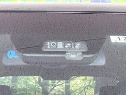 【三菱e-Assist】走行中に前方の車両等を認識し、衝突しそうな時は警報とブレーキで衝突回避と被害軽減をアシスト。より安全にドライブをお楽しみいただけます。