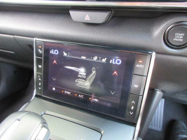 マツダ車唯一の液晶独立のエアコンコントロールパネルです。あえて独立させることで、操作性が向上し、安全運転にも寄与しています。