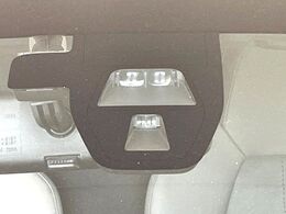 【シティブレーキアクティブシステム】低速走行中に前方の車両等を認識し、衝突しそうな時は警報とブレーキで衝突回避と被害軽減をアシスト。より安全にドライブをお楽しみいただけます。