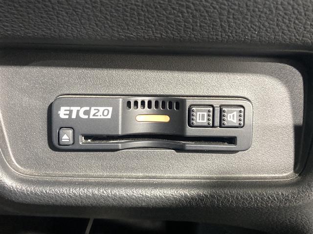 【ETC】有料道路を利用する際に料金所で停止することなく通過できる、ETC車載器（ノンストップ自動料金収受システム機器）が装備されています。セットアップを行うことで利用可能になります。