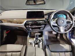 ☆センターパネルを運転席側に僅かに傾けたBMW独特のインパネ☆【駆け抜ける歓び】はここからもスタートしております☆