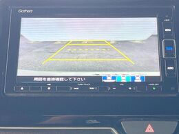 【バックカメラ】駐車時に後方がリアルタイム映像で確認できます。大型商業施設や立体駐車場での駐車時や、夜間のバック時に大活躍！運転スキルに関わらず、今や必須となった装備のひとつです！