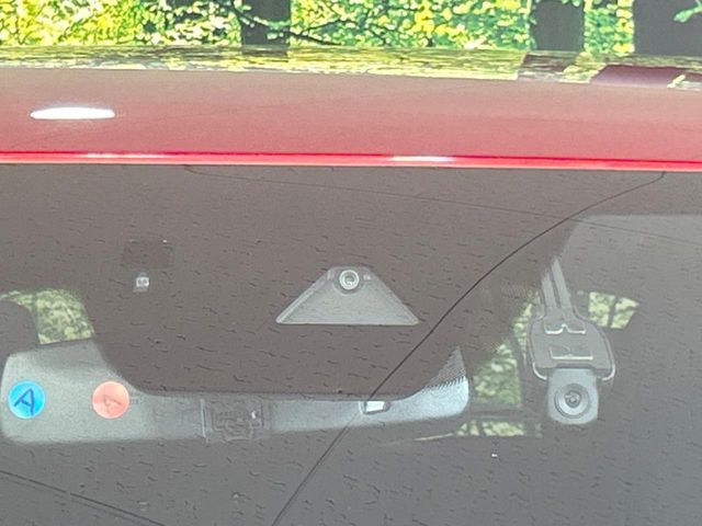 【i-ACTIVESENSE】走行中に前方の車両等を認識し、衝突しそうな時は警報とブレーキで衝突回避と被害軽減をアシスト。より安全にドライブをお楽しみいただけます。