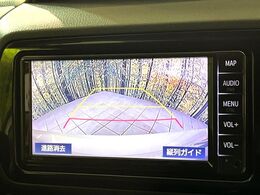 【バックカメラ】駐車時に後方がリアルタイム映像で確認できます。大型商業施設や立体駐車場での駐車時や、夜間のバック時に大活躍！運転スキルに関わらず、今や必須となった装備のひとつです！