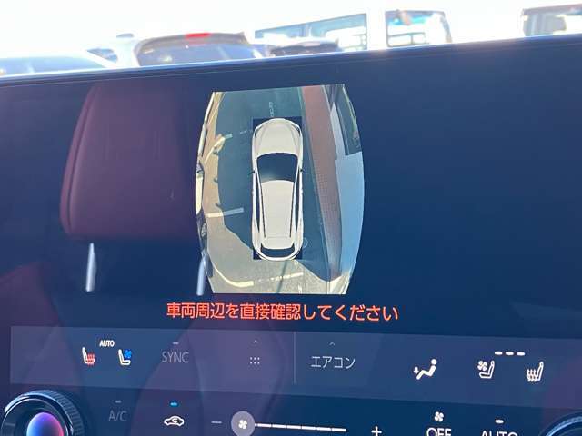 [全周囲モニター]クルマを真上から見下ろしているかのような映像によって、車庫入れや縦列駐車などの駐車時に、自車と駐車位置の関係をひと目で確認でき、スムースな駐車をサポートします。