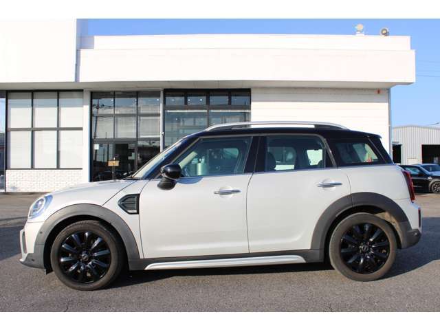 熟知したメカニックによる100項目の点検・整備を行います。不具合箇所、交換時期に達している部品に関しましては、全て当社負担で交換してからのご納車となります。