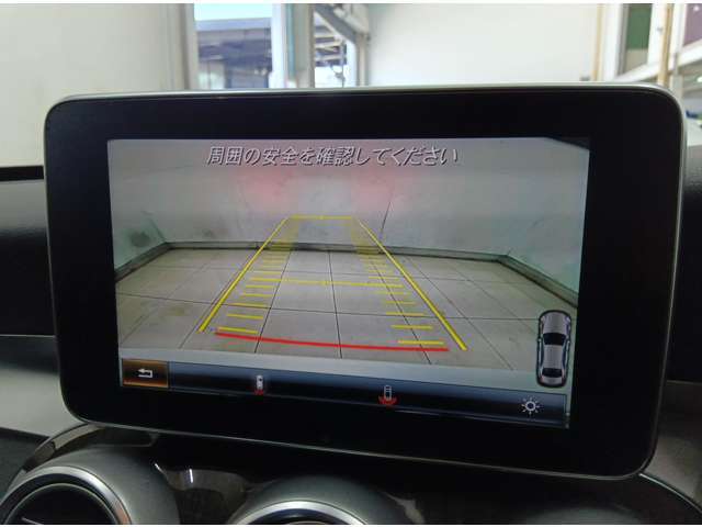 パークトロニックセンサーと舵角センサー付きの純正バックカメラは非常に使い勝手が良く、駐車も安心して行う事が出来ます。