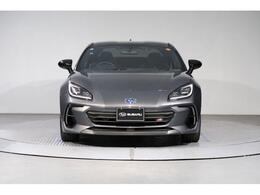 フロントビューも独特な雰囲気を醸し出しています