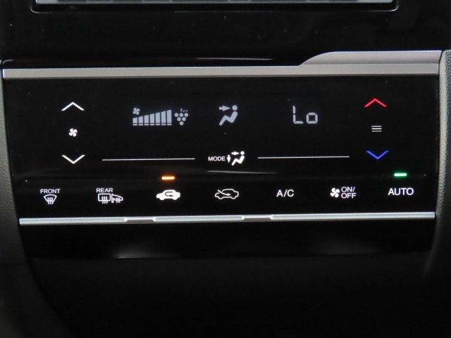 静電式タッチパネルのエアコンスイッチ！もちろんオートエアコン付き♪