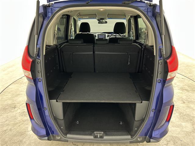 【トランク】積み込みやすくて、たっぷり積める荷室です。シートアレンジできるものは、乗車人数と荷物の量や大きさによってシートを動かすことができるので、より快適なドライブが可能です！