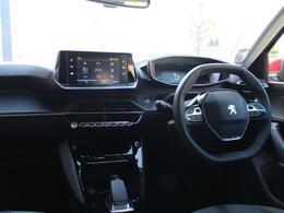 シンプルかつデザイン性に優れた「i-Cocpit」パネルやボタンの操作性が良く、運転に集中することができます