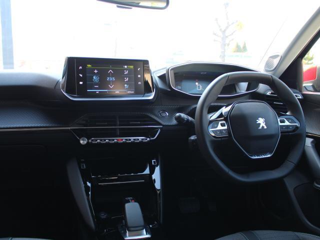 シンプルかつデザイン性に優れた「i-Cocpit」パネルやボタンの操作性が良く、運転に集中することができます