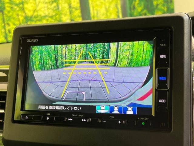 【バックカメラ】駐車時に後方がリアルタイム映像で確認できます。大型商業施設や立体駐車場での駐車時や、夜間のバック時に大活躍！運転スキルに関わらず、今や必須となった装備のひとつです！