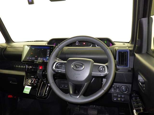 運転の際、常に目にする部分だけにシックで飽きのこないデザインが良いですね。