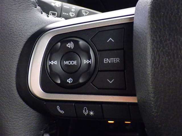 ステアリングスイッチ装備！運転しながら手元でオーディオの操作などができます。