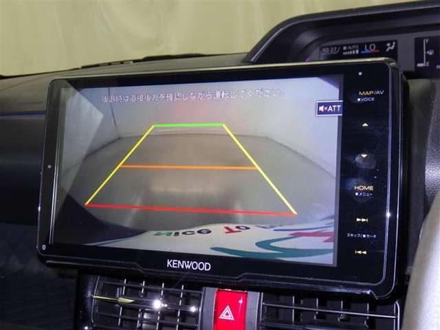 バックモニターも装備しております。バックギアに入れるとナビ画面に車の後方が映し出されます。これで後方確認も安心！