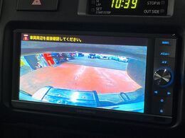 【バックカメラ】駐車時に後方がリアルタイム映像で確認できます。大型商業施設や立体駐車場での駐車時や、夜間のバック時に大活躍！運転スキルに関わらず、今や必須となった装備のひとつです！