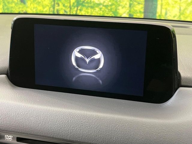 【マツダコネクトナビ】車内の雰囲気にマッチした一体型タイプのナビ。各種車輌設定やBluetooth再生等、様々な機能が楽しめます。直感的なダイヤル操作が可能で、使い勝手も良好です。
