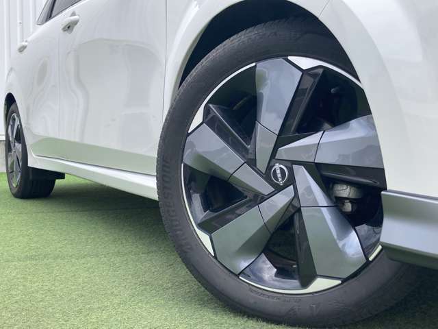 【運転席】座り心地が良いシートなので長時間の運転でも快適にお過ごしいただけます。新品のフロアマットのご注文も可能です。掲載箇所以外にご希望の写真がございましたらお気軽にお問い合わせ下さい。