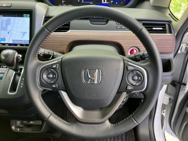 WECARSの展示場では実際に見て、触ってお車をお選びいただけます！知識の豊富な営業スタッフが様々なカーライフをご提案いたします！