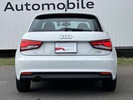 18年モデル　15AW　コーナーセンサー　シートヒーター　オートエアコン　MMIナビゲーション　キセノンヘッドライト　スマートキー