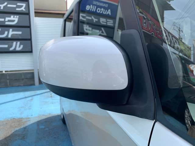 【右ミラー】電動格納ミラーなので狭い駐車場や立体駐車場での格納に便利です。
