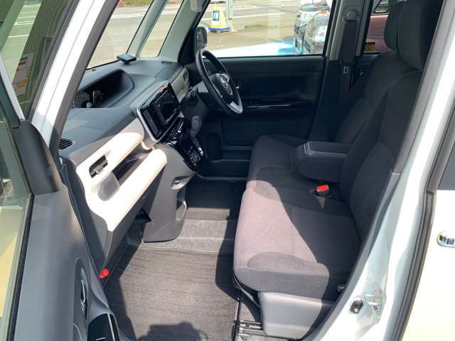 運転席同様、座り心地の良いシート設計になっています。また各種収納が手の届く範囲にまとまっているので過ごしやすい空間になっております。