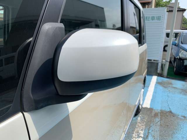 【左ミラー】電動格納ミラーなので狭い駐車場や立体駐車場での格納に便利です。
