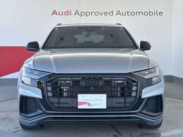 Audiの象徴であるシングルフレームグリルをよりワイドで低くシャープなデザインとすることでワイド＆ローのフォルムを協調しています。