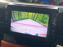 【バックカメラ】駐車時に後方がリアルタイム映像で確認できます。大型商業施設や立体駐車場での駐車時や、夜間のバック時に大活躍！運転スキルに関わらず、今や必須となった装備のひとつです！