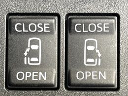 【両側パワースライドドア】スマートキーや運転席のスイッチで後席両側スライドドアの開閉が可能♪電動だから力を入れてドアを開ける必要が無く、小さなお子様でも簡単に開け閉めでき快適です♪