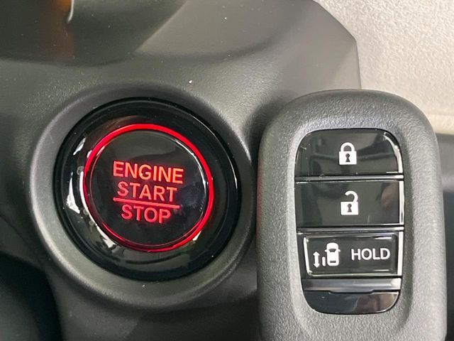 【Hondaスマートキー】カバンやポケットに入れたままでもドアの施錠・解錠が可能なスマートキーを装備。エンジンのオン・オフ時もカギを取り出す必要が無いからとっても便利です♪