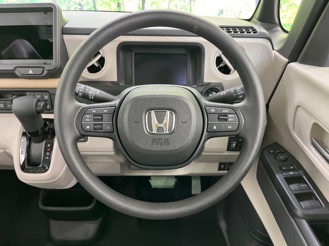 インテリアに合わせたデザインのステアリングは、運転される方のことも考え、運転しやすい形状、大きさです。是非一度、実際に触ってお確かめください。
