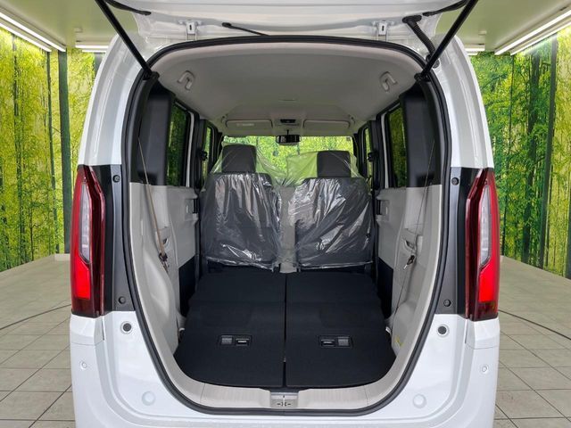普段のお買い物や通勤、送迎等に十分な荷室スペースを確保しております。セカンドシートを倒すと、大きな荷物の積載も可能です♪
