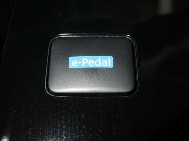 e-Pedalは、アクセルペダルの踏み加減を調整するだけで発進、加速、減速、停止までをコントロールすることができます♪ブレーキランプは減速時と停止時に点灯するので安心です！