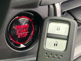 【Hondaスマートキー】カバンやポケットに入れたままでもドアの施錠・解錠が可能なスマートキーを装備。エンジンのオン・オフ時もカギを取り出す必要が無いからとっても便利です♪