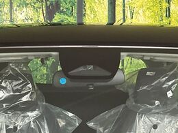 【ホンダセンシング】走行中に前方の車両等を認識し、衝突しそうな時は警報とブレーキで衝突回避と被害軽減をアシスト。より安全にドライブをお楽しみいただけます。