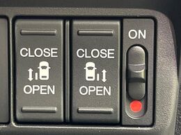 【両側パワースライドドア】スマートキーや運転席のスイッチで後席両側スライドドアの開閉が可能♪電動だから力を入れてドアを開ける必要が無く、小さなお子様でも簡単に開け閉めでき快適です♪