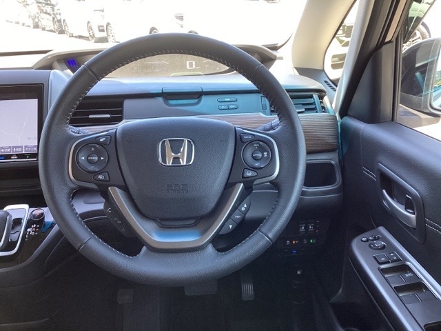 Hondaセンシング！追突軽減ブレーキ　ミリ波レーダーで車間一定のアダプティブクルーズコントロールACC　車線維持支援システムLKAS等のスイッチはステアリングホイールに装備されています。