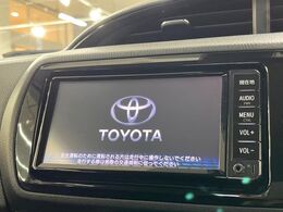 【純正ナビ】人気の純正ナビを装備しております。ナビの使いやすさはもちろん、オーディオ機能も充実！キャンプや旅行はもちろん、通勤や買い物など普段のドライブも楽しくなるはず♪
