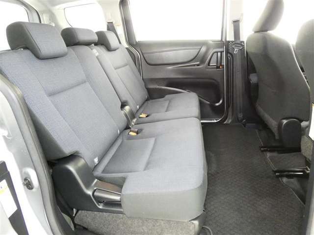 ゆとりある広々とした車内空間は、ドライブを始め買い物やレジャーなど、幅広く活躍します。一人でもみんなとでもお出かけを楽しみましょう！