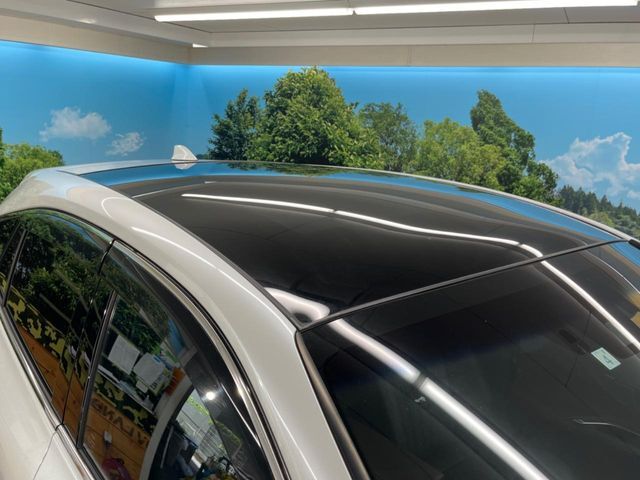 【調光パノラマルーフ】大型のガラスルーフ搭載で車内の解放感が一気にアップ！開放的なドライブをお楽しみいただけます。