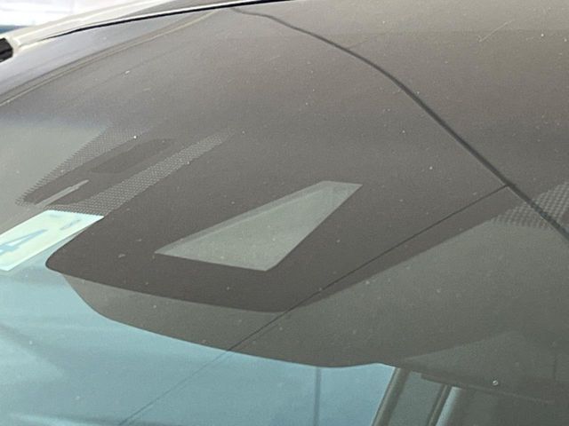 【トヨタセーフティセンス】走行中に前方の車両等を認識し、衝突しそうな時は警報とブレーキで衝突回避と被害軽減をアシスト。より安全にドライブをお楽しみいただけます。