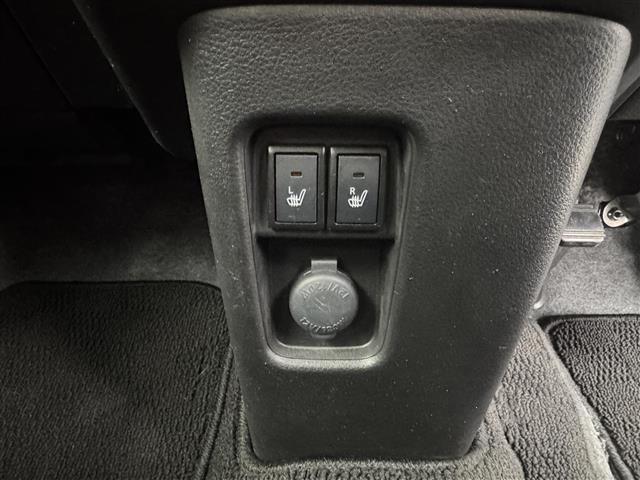 【フロアマット】車内を綺麗に保つのには必須のアイテムです。当店ではフカフカな新品マットも絶賛取り扱い中！ぜひご相談くださいませ。