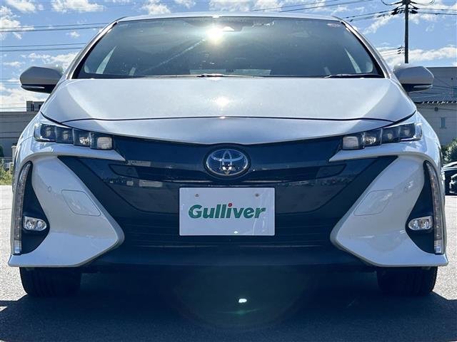 【正面】お車を前から見るとこのような感じです。ヘッドライトの形やグリル等顔つきを確認できます。