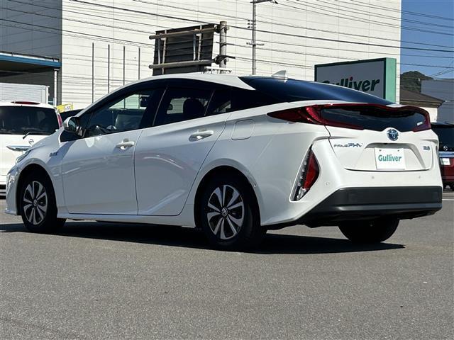 【左斜後】お車を左後ろから見るとこのような感じになります。テールランプやドアバイザー等装備品を確認できます。