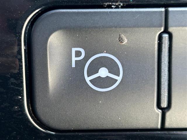 【アドバンストパーク】駐車するスペースの横に停車後、スイッチを押すだけで、システムがステアリング・シフト・アクセル・ブレーキを操作し、駐車を完了させます！機能には限界があるためご注意ください。