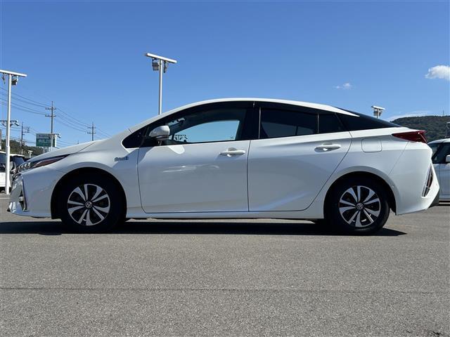 【左】お車を左から見るとこのような感じです。ヘッドライトの形や、エアロなどの装備品を確認できます。