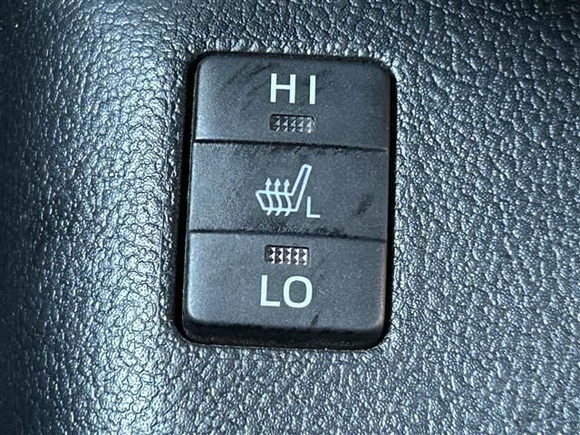 【快適温熱シート（シートヒーター）】寒い日はもちろん、夏の冷房中にも効果を発揮します。長時間座っていると負担のかかりやすい背中や腰、寒い日に冷えやすい脚部を暖めます！温度調節機能もあります。