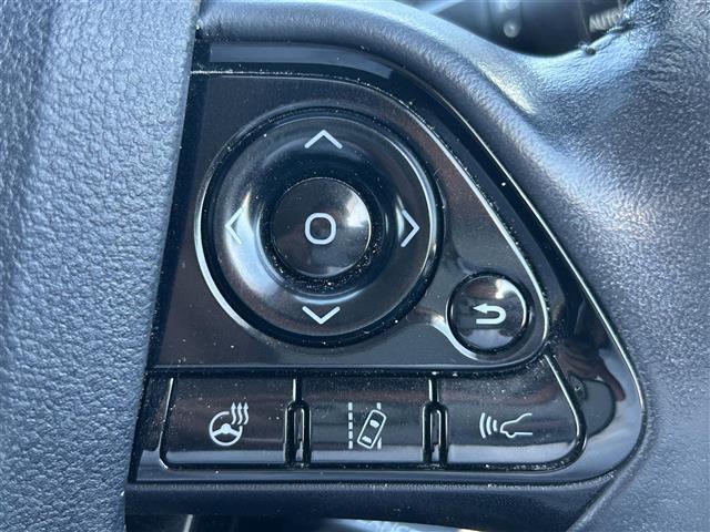 【レーンディパーチャーアラート（LDA）】クルマが車線または走路から逸脱する可能性がある場合に、ブザーまたはハンドルの振動により注意をうながします。機能には限界があるためご注意ください。